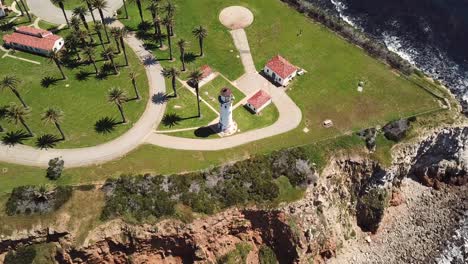 Luftaufnahme-Des-Leuchtturms-Point-Vicente-In-Palos-Verdes,-Los-Angeles,-Kalifornien-Mit-Dem-Pazifischen-Ozean-Und-Kristallklarem-Wasser-Mit-Blick-Auf-Die-Klippen