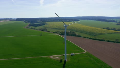 Luftaufnahme-Einer-Großen-Windturbine,-Die-Saubere,-Nachhaltige-Energie-Erzeugt,-Panoramablick