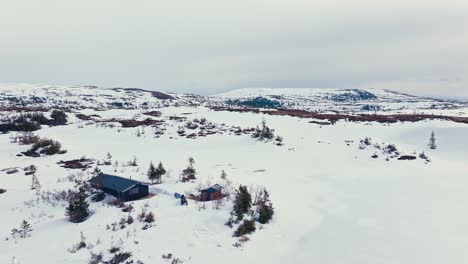 Cabaña-De-Madera-En-Un-Paisaje-Nórdico-Nevado-En-Verta,-Noruega