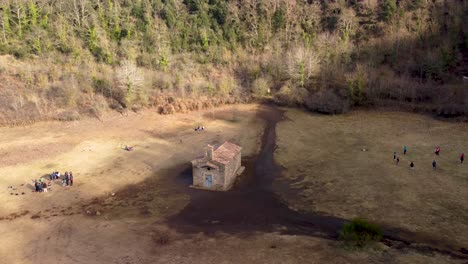 Vuelo-Aéreo-De-Drones,-Revelando-El-Volcán-Inactivo-De-Santa-Margarita:-Cráter-Enorme-Y-Capilla-Histórica-En-Cataluña,-España