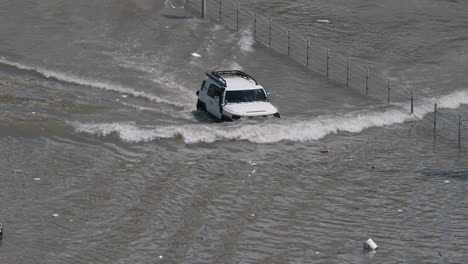 El-17-De-Abril-De-2024,-Aparecieron-Escenas-De-Carreteras-Y-Calles-Inundadas-En-Los-Emiratos-Árabes-Unidos-Tras-Unas-Lluvias-Récord.