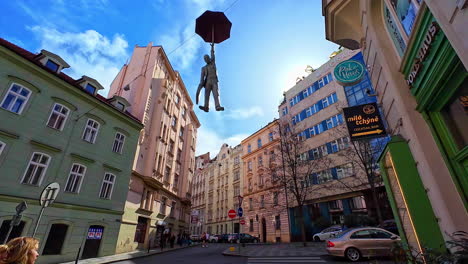 Skulptur-Eines-Mannes-Mit-Einem-Regenschirm,-Der-über-Einer-Europäischen-Stadtstraße-Hängt