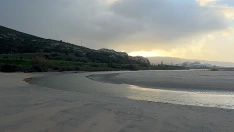 Ruhige-Strandlandschaft,-In-Der-Wasser-Sanft-Durch-Kanäle-Im-Sand-Fließt-Und-Das-Konzept-Der-Erosion-Und-Der-Transformierenden-Prozesse-Der-Natur-Veranschaulicht