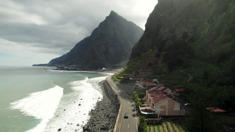 Antena-De-Carretera-Escénica,-Costa,-Olas,-Montañas-Empinadas,-Conducción-De-Automóviles