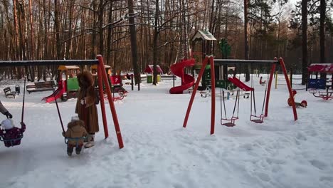 Ein-Ort-Für-Kinder-Zum-Schaukeln-Und-Schnee-Im-Wald