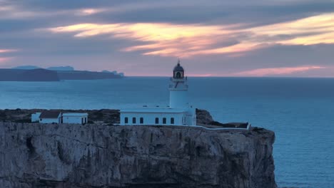 Sonnenuntergang-Skyline-Von-Menorca-Spanien-Strand-Reiseziel-Architektonisches-Wahrzeichen-In-Meeresblick