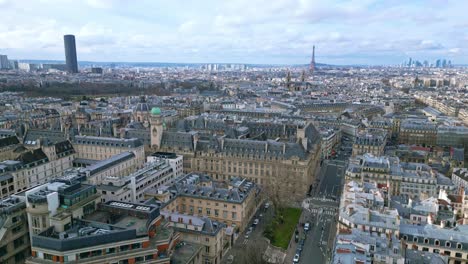 Universidad-De-La-Sorbona-Con-La-Torre-Eiffel-Y-La-Torre-Montparnasse-Al-Fondo,-El-Paisaje-Urbano-De-París,-Francia