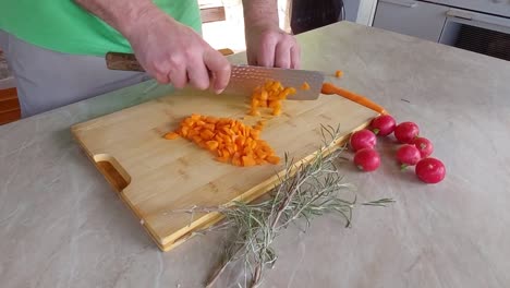 Picar-Las-Zanahorias-En-Trozos-Pequeños-Para-Hacer-Salsa-Boloñesa