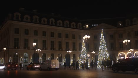 People-at-night-walking-through-the-streets-of-a-European-city-with-Christmas-decorations