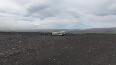 Drone-Shot-of-Abandoned-DC-3-Airplane-on-Coastline-of-Iceland,-Tourist-Attraction-60fps