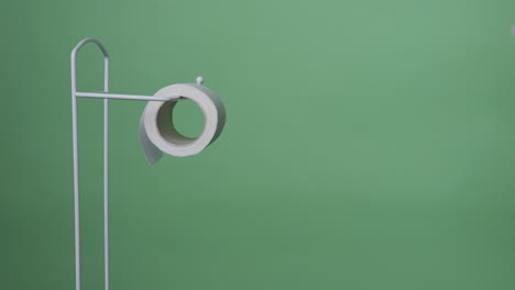 Frau-Zieht-Und-Reißt-Ein-Stück-Toilettenpapier-Vom-Ständer-Ab,-Greenscreen,-Chroma-Key