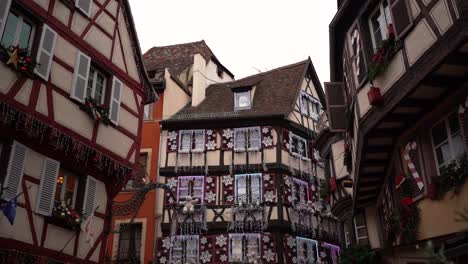 Christmas-decorations-on-Colmar-typical-Buildings-facade,-Colmar,-France