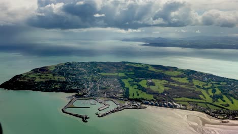 Ein-4K-Flug-über-Howth-Hill-In-2500-Fuß-Höhe