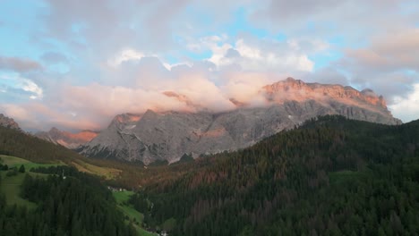 Eine-Abendliche-Luftaufnahme-Des-Berges-Sas-Dles-Nü,-Der-Von-Wunderschönen-Wolken-Bedeckt-Ist