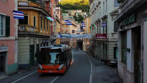 Vista-Aérea-De-Un-Autobús-En-La-Calle-Tranquila-De-La-Ciudad-De-Génova,-Tarde-Soleada-En-Italia.