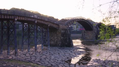 Iwakuni-Kintaikyo-Brücke,-Sonnenaufgang-über-Weiden,-Als-Die-Brücke-Sichtbar-Wird