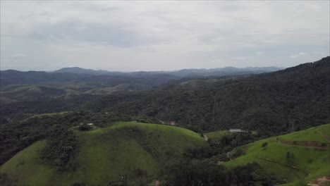 Langsamer-Überflug-über-Bewaldete-Hügel-Rund-Um-Mendes-In-Rio-De-Janeiro