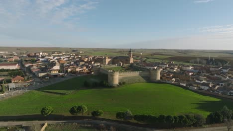 Burg-Von-Grajal-De-Campos-In-Spanischer-Mittelalterlicher-Atmosphäre,-Luftbild-Drohnenschwenk