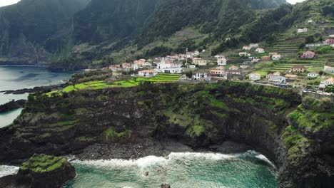 Luftaufnahme-Einer-Spektakulären-Küste,-Land-Trifft-Meer,-Madeira