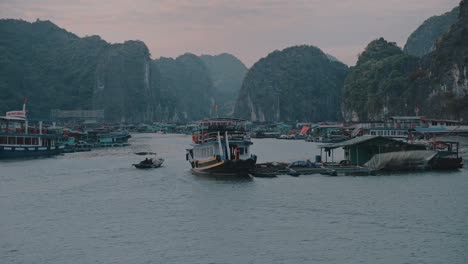 Profilansicht-Der-Lokalen-Boote,-Die-Abends-In-Der-Bucht-Von-Lan-Ha-In-Vietnam-Geparkt-Sind