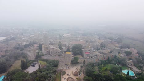 4k-Mystische-Luftaufnahme-Einer-Nebelverhangenen-Burg-In-Katalonien,-Nordspanien