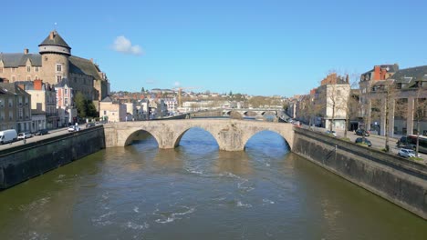 Viejo-Puente-Que-Cruza-El-Río-Mayenne-Con-El-Castillo-De-Laval.