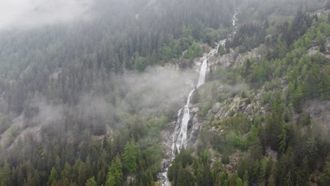 Drohnenansicht-Des-Marmore-Wasserfalls-In-Italien
