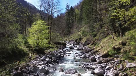 Drohne-Steigt-In-Ein-Bergtal-Mit-Idyllischem-Fluss-Mit-Kristallklarem,-Türkisfarbenem-Wasser-In-Europa,-Österreich