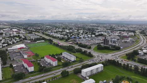 Vista-Aérea-De-Barrios-Residenciales-De-Reykjavik,-Islandia,-Calles,-Edificios-Y-Paisajes