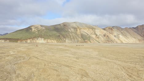 Montañas-Y-Campos-De-Landmannalaugar-Con-Turistas-Montando-A-Caballo-En-Islandia---Disparo-De-Drones