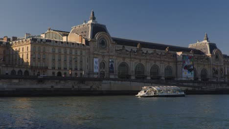 Paris,-Circa,-Frankreich,-Februar-2023:-Aufnahme-Von-Einem-Motorboot,-Das-Tagsüber-Auf-Der-Seine-Entlang-Des-Berühmten-Kunstmuseums-„Musee-D&#39;Orsay“-In-Paris-Fährt