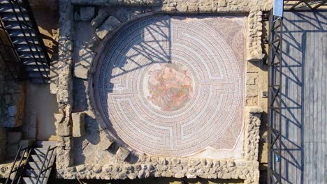 Vista-Aérea-Que-Se-Eleva-Sobre-El-Arte-Del-Mosaico,-En-El-Parque-Arqueológico-De-Kato-Paphos,-En-Chipre---De-Arriba-Hacia-Abajo,-Disparo-De-Drones