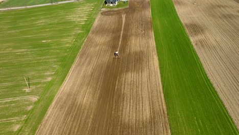 Landwirtschaftlichen-Ackerschlepper-Arbeiten-In-Riesigen-Feldern