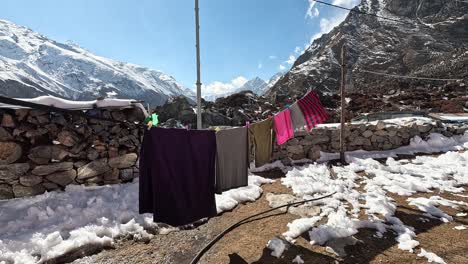 Cloths-drying-in-the-icy-valley-of-Kyanjin-Gompa