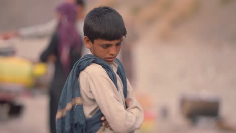 Aufnahme-Eines-Pakistanischen-Jungen,-Der-An-Einer-Iftar-Aktion-Zur-Verteilung-Von-Nahrungsmitteln-An-Die-Armen-Menschen-In-Belutschistan-In-Pakistan-Teilnimmt