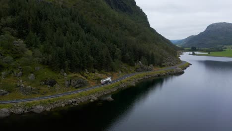 Imágenes-De-Drones-En-4k-Siguiendo-A-Un-Camión-De-Púas-Conduciendo-Por-Los-Fiordos-Y-Montañas-De-Noruega