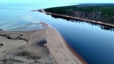 Luftaufnahme-Der-Lielupe-Mündung-Und-Des-Naturschutzgebietes-An-Der-Ostseeküste-Lettlands