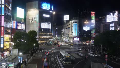 Timelapse-Nocturno-Del-Cruce-Peatonal-De-La-Plaza-Scramble-De-Tokio-Shibuya,-Japón
