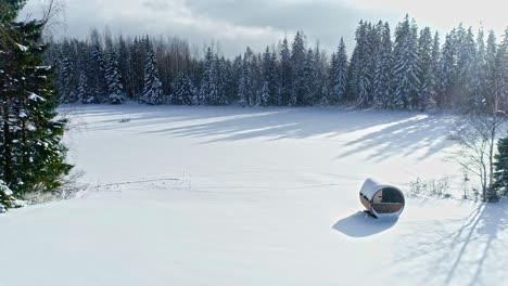 Cabaña-De-Laponia-En-Medio-Del-Bosque,-Sol-En-Pleno-Invierno,-Día-De-Sauna-En-Finlandia