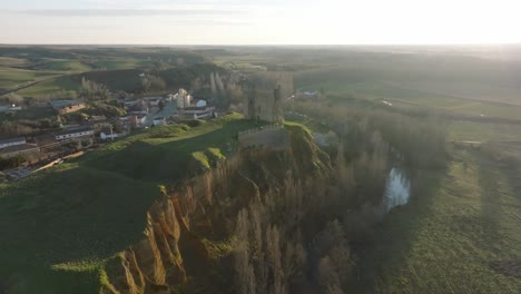 Luftdrohne-Fliegt-Mit-Dem-Flugzeug-über-Die-Burg-Von-Cea-In-Leon,-Spanien,-Historische-Architektur,-Landschaft,-Spanische-Stadt-Rund-Um-Ländliche-Wiesen,-Skyline-Hintergrund-Bei-Sonnenaufgang