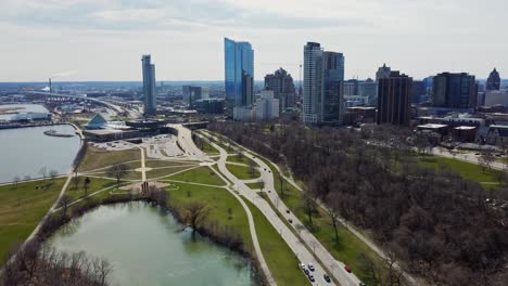 Panorámica-Lenta-Del-Horizonte-Del-Centro-De-Milwaukee,-Wi,-Con-Espacio-Para-Parques-Y-El-Lago-Michigan