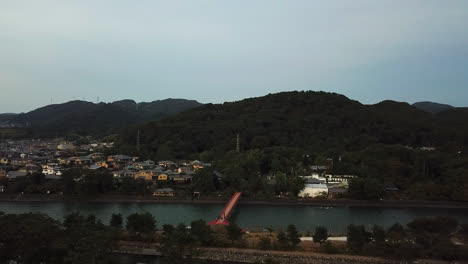 Kyoto-River-Brücke-Und-Nachbarschaft