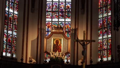 Innenraum-Der-Kirche-Mit-Blick-Auf-Den-Beleuchteten-Altar