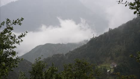 Zeitraffer-Des-Wetterwechsels-Und-Des-Nebels,-Der-Ein-Bergdorf-Im-Neelum-Tal-Einhüllt