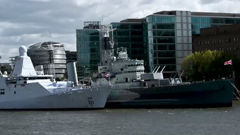 P840-and-the-HMS-Belfast,-London,-United-Kingdom