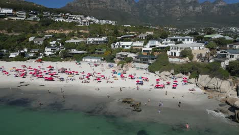 Drohnenaufnahme-Von-Sonnenschirmen-Am-Südafrikanischen-Strand-In-Kapstadt