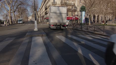 Pariser-Stadtgebäude-Und-Verkehr,-Blick-Von-Der-Straßenmitte