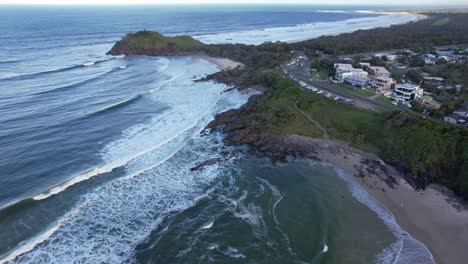 Strandstadt-Cabarita-Mit-Tosenden-Meereswellen-Im-Nordosten-Von-New-South-Wales,-Australien