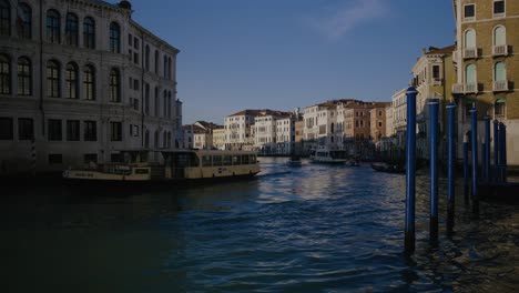 Venezianischer-Kanal-Mit-Historischen-Fassaden