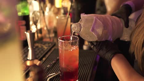 Barkeeper-Bereitet-Tequila-Sunrise-Cocktail-Zu,-Indem-Er-Wasser-In-Ein-Glas-Gießt